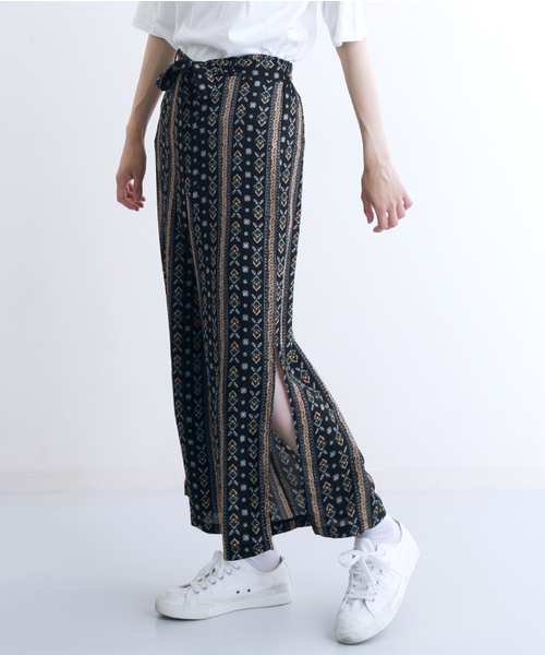 MERLOT（メルロー）の「エスニックボタニカルラインサイドスリットワイドパンツ1154（その他パンツ・レディース・ブラック/イエロー/ネイビー・FREE）」の2枚目の写真