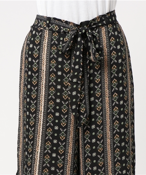 MERLOT（メルロー）の「エスニックボタニカルラインサイドスリットワイドパンツ1154（その他パンツ・レディース・ブラック/イエロー/ネイビー・FREE）」の4枚目の写真