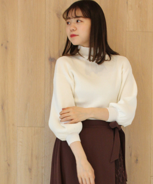 TRUDEA（トルディア）の「ボトルネック　リブニットプルオーバー（ニット/セーター・レディース・ホワイト/ライトグレー/ブラック/ブラウン/オレンジ/キャメル/ピンク/ベージュ/ネイビー/モカ・MEDIUM/LARGE）」の2枚目の写真