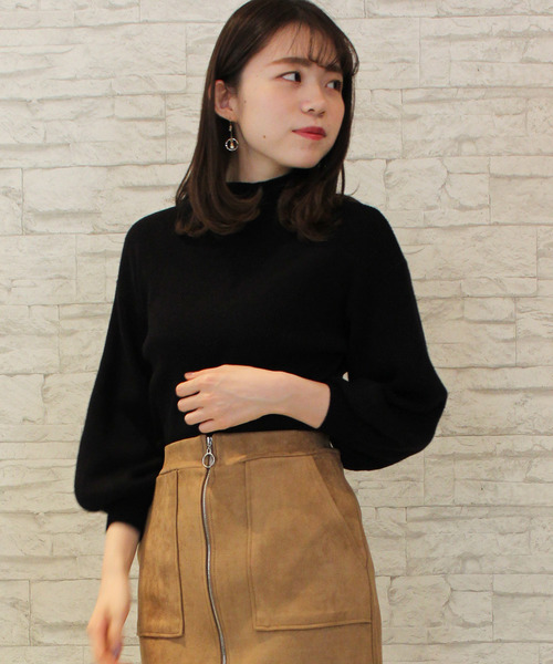 TRUDEA（トルディア）の「ボトルネック　リブニットプルオーバー（ニット/セーター・レディース・ホワイト/ライトグレー/ブラック/ブラウン/オレンジ/キャメル/ピンク/ベージュ/ネイビー/モカ・MEDIUM/LARGE）」の3枚目の写真