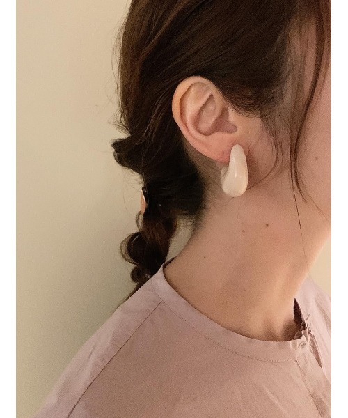 mou（モウ）の「ぷっくりカラーピアス（ピアス（両耳用）・レディース・カーキ/アイボリー・FREE）」の4枚目の写真