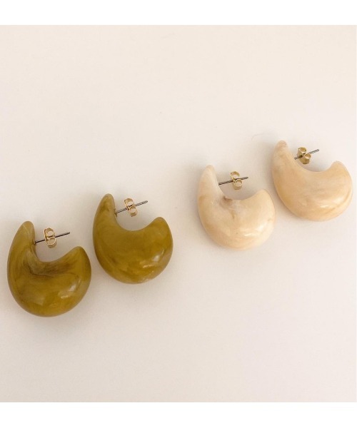 mou（モウ）の「ぷっくりカラーピアス（ピアス（両耳用）・レディース・カーキ/アイボリー・FREE）」の5枚目の写真