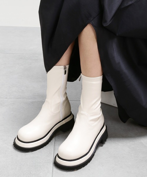 minsobi（ミンソビ）の「ボリュームソールサイドジッパーブーツ（ブーツ・レディース・ホワイト/ブラック・24cm/25cm/23㎝/23.5㎝/24.5cm）」の3枚目の写真
