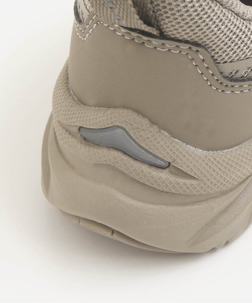 瞬足(シュンソク)の「/瞬足(シュンソク) 別注ボリュームスニーカー(スニーカー・キッズ・ブラック/ベージュ・23/24/22/15 /17/16/19/21/20/18)」の12枚目の写真