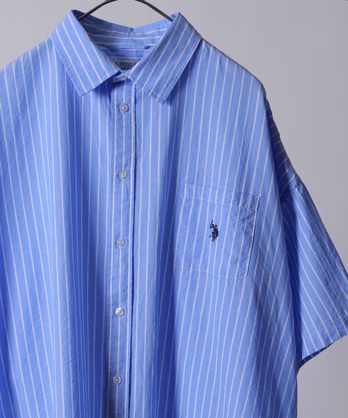 FREAK'S STORE（フリークスストア）の「WEB限定 U.S. POLO ASSN.×FREAK'S STORE/ユーエスポロアッスン 別注 ワンポイント刺繍ロゴ SS レギュラーカラーシャツ（シャツ/ブラウス・メンズ・ベージュ/グレイッシュブルー/ブラック/ブルー系その他/ストライプ/ホワイト・MEDIUM/SMALL/LARGE）」の6枚目の写真