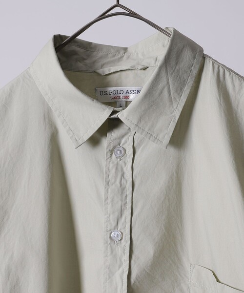 FREAK'S STORE（フリークスストア）の「WEB限定 U.S. POLO ASSN.×FREAK'S STORE/ユーエスポロアッスン 別注 ワンポイント刺繍ロゴ SS レギュラーカラーシャツ（シャツ/ブラウス・メンズ・ベージュ/グレイッシュブルー/ブラック/ブルー系その他/ストライプ/ホワイト・MEDIUM/SMALL/LARGE）」の10枚目の写真