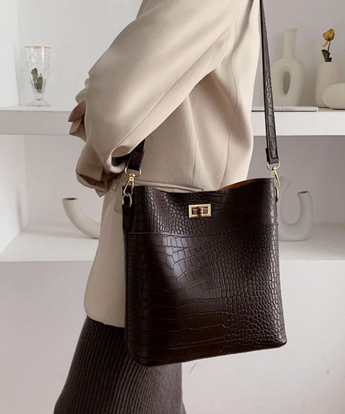 JUNOAH（ジュノア）の「ポーチ付き型押しショルダーバッグ（ショルダーバッグ・レディース・ブラック/ダークブラウン/ブラウン/グリーン/ライトブラウン・FREE）」の2枚目の写真