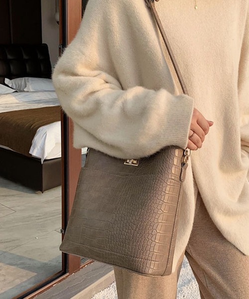 JUNOAH（ジュノア）の「ポーチ付き型押しショルダーバッグ（ショルダーバッグ・レディース・ブラック/ダークブラウン/ブラウン/グリーン/ライトブラウン・FREE）」の4枚目の写真