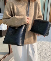 ポーチ付き型押しショルダーバッグ