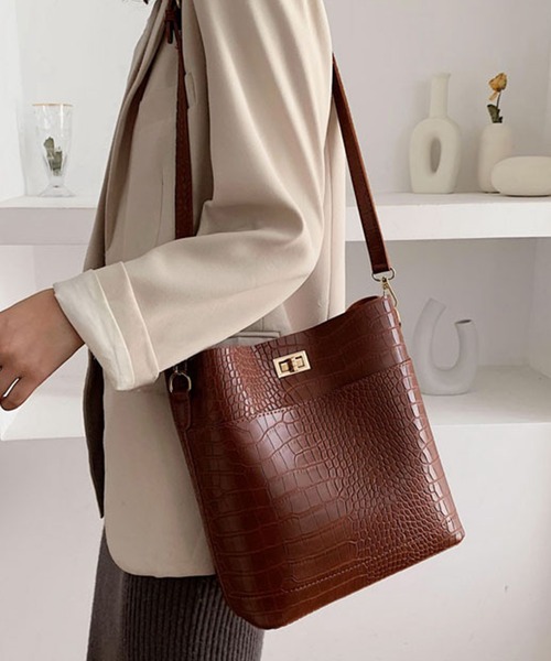 JUNOAH（ジュノア）の「ポーチ付き型押しショルダーバッグ（ショルダーバッグ・レディース・ブラック/ダークブラウン/ブラウン/グリーン/ライトブラウン・FREE）」の9枚目の写真