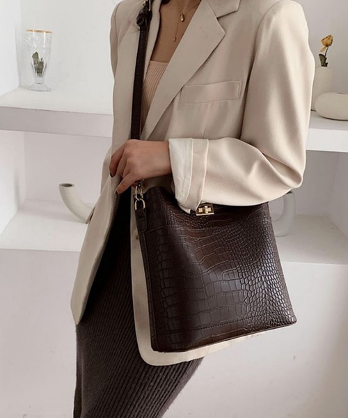 JUNOAH（ジュノア）の「ポーチ付き型押しショルダーバッグ（ショルダーバッグ・レディース・ブラック/ダークブラウン/ブラウン/グリーン/ライトブラウン・FREE）」の8枚目の写真