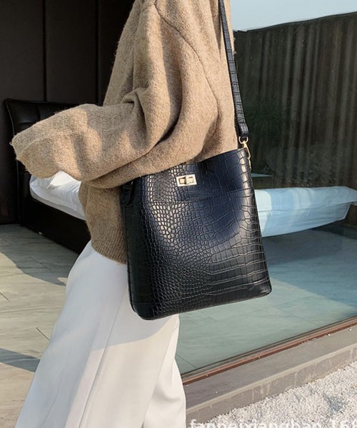 JUNOAH（ジュノア）の「ポーチ付き型押しショルダーバッグ（ショルダーバッグ・レディース・ブラック/ダークブラウン/ブラウン/グリーン/ライトブラウン・FREE）」の6枚目の写真