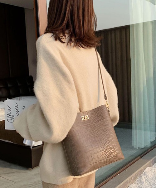 JUNOAH（ジュノア）の「ポーチ付き型押しショルダーバッグ（ショルダーバッグ・レディース・ブラック/ダークブラウン/ブラウン/グリーン/ライトブラウン・FREE）」の10枚目の写真