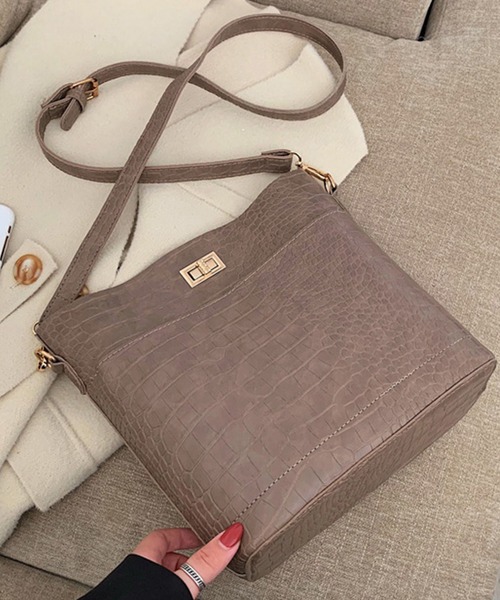 JUNOAH（ジュノア）の「ポーチ付き型押しショルダーバッグ（ショルダーバッグ・レディース・ブラック/ダークブラウン/ブラウン/グリーン/ライトブラウン・FREE）」の7枚目の写真