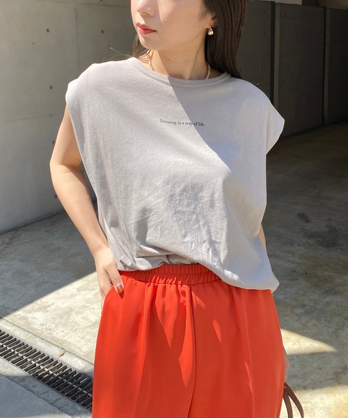 CAPRICIEUX LE'MAGE（カプリシューレマージュ）の「フロントロゴTシャツ（Tシャツ/カットソー・レディース・ホワイト/ブラック/グレイッシュベージュ・FREE）」の3枚目の写真