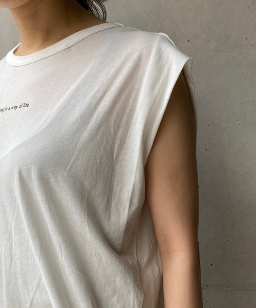 CAPRICIEUX LE'MAGE（カプリシューレマージュ）の「フロントロゴTシャツ（Tシャツ/カットソー・レディース・ホワイト/ブラック/グレイッシュベージュ・FREE）」の8枚目の写真