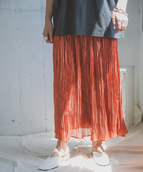 ITEMS URBANRESEARCH(アイテムズ アーバンリサーチ)の「シャイニープリーツスカート(スカート・レディース・ピンクベージュ/チャコールグレー/オレンジ/グレー・FREE)」の1枚目の写真