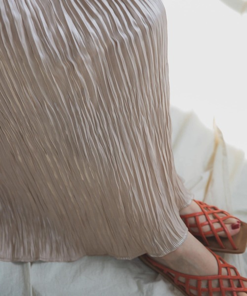 ITEMS URBANRESEARCH(アイテムズ アーバンリサーチ)の「シャイニープリーツスカート(スカート・レディース・ピンクベージュ/チャコールグレー/オレンジ/グレー・FREE)」の5枚目の写真