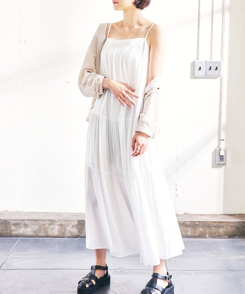 ECRIRE（エクリール）の「ティアードロングキャミワンピース（ワンピース・レディース・ブラック/ベージュ/オフホワイト・フリー）」の2枚目の写真