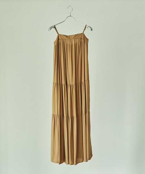 ECRIRE（エクリール）の「ティアードロングキャミワンピース（ワンピース・レディース・ブラック/ベージュ/オフホワイト・フリー）」の11枚目の写真