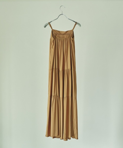 ECRIRE（エクリール）の「ティアードロングキャミワンピース（ワンピース・レディース・ブラック/ベージュ/オフホワイト・フリー）」の7枚目の写真