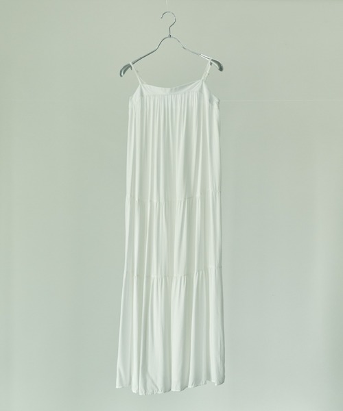 ECRIRE（エクリール）の「ティアードロングキャミワンピース（ワンピース・レディース・ブラック/ベージュ/オフホワイト・フリー）」の19枚目の写真