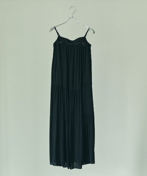 ECRIRE（エクリール）の「ティアードロングキャミワンピース（ワンピース・レディース・ブラック/ベージュ/オフホワイト・フリー）」の9枚目の写真