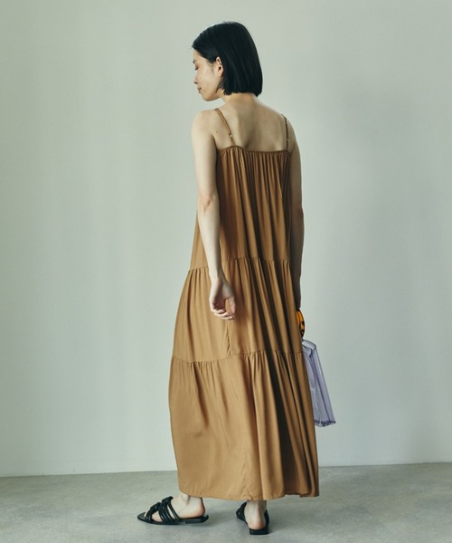 ECRIRE（エクリール）の「ティアードロングキャミワンピース（ワンピース・レディース・ブラック/ベージュ/オフホワイト・フリー）」の18枚目の写真