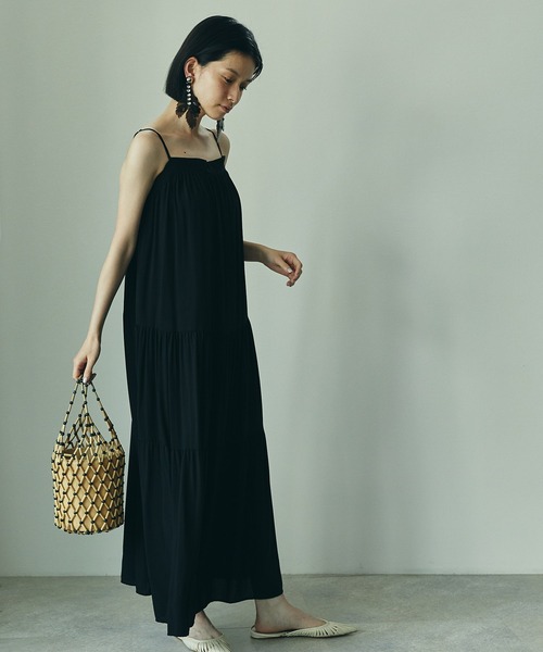 ECRIRE（エクリール）の「ティアードロングキャミワンピース（ワンピース・レディース・ブラック/ベージュ/オフホワイト・フリー）」の17枚目の写真