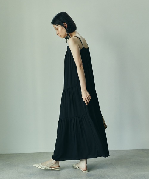ECRIRE（エクリール）の「ティアードロングキャミワンピース（ワンピース・レディース・ブラック/ベージュ/オフホワイト・フリー）」の5枚目の写真