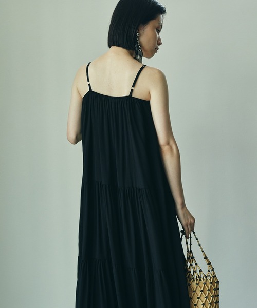 ECRIRE（エクリール）の「ティアードロングキャミワンピース（ワンピース・レディース・ブラック/ベージュ/オフホワイト・フリー）」の13枚目の写真