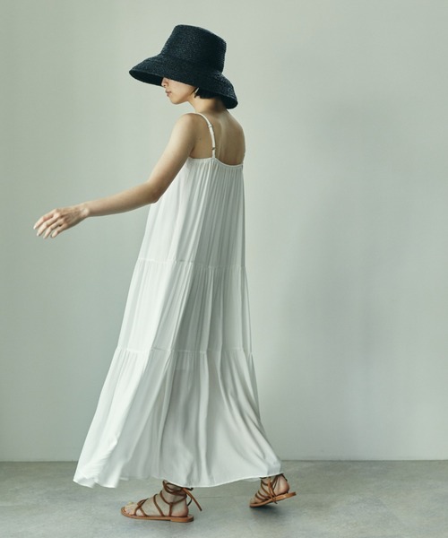 ECRIRE（エクリール）の「ティアードロングキャミワンピース（ワンピース・レディース・ブラック/ベージュ/オフホワイト・フリー）」の14枚目の写真