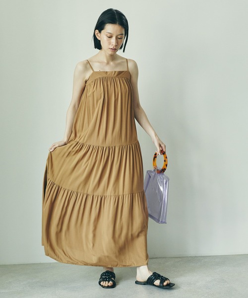 ECRIRE（エクリール）の「ティアードロングキャミワンピース（ワンピース・レディース・ブラック/ベージュ/オフホワイト・フリー）」の20枚目の写真