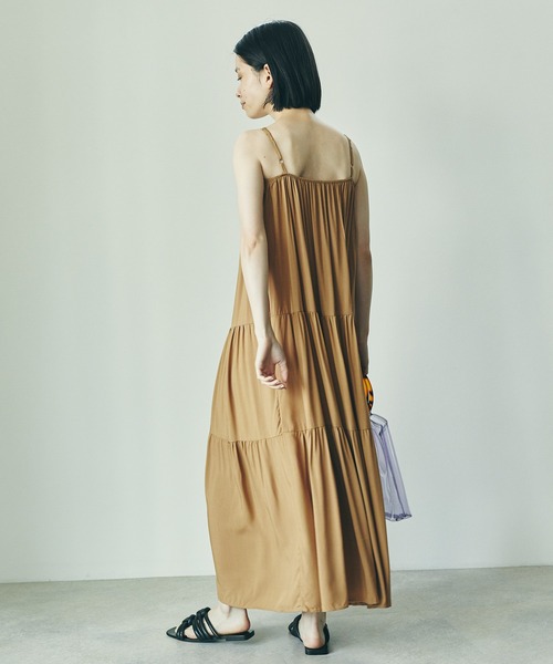 ECRIRE（エクリール）の「ティアードロングキャミワンピース（ワンピース・レディース・ブラック/ベージュ/オフホワイト・フリー）」の22枚目の写真