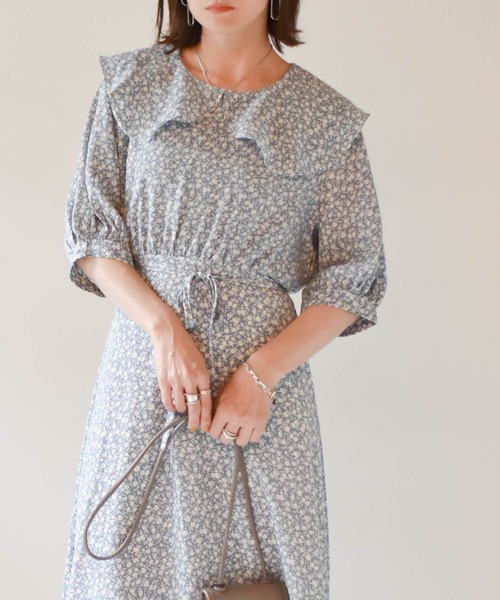 muure（ミュール）の「ビッグカラー花柄ワンピース（ワンピース・レディース・ブルー/ブラック/イエロー・FREE）」の4枚目の写真