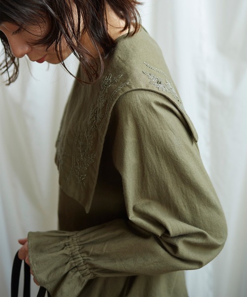 Lene(レネ)の「フラワーステッチ刺繍 セーラーブラウス(シャツ/ブラウス・レディース・カーキ/ベージュ・FREE)」の4枚目の写真