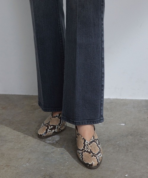 vis-`a-vis(ビサビ)の「【WEB限定】ストレッチ&美シルエット。デニムフレアパンツ(デニムパンツ・レディース・ブラック/ブルー系その他4・SS/S/M/L)」の10枚目の写真