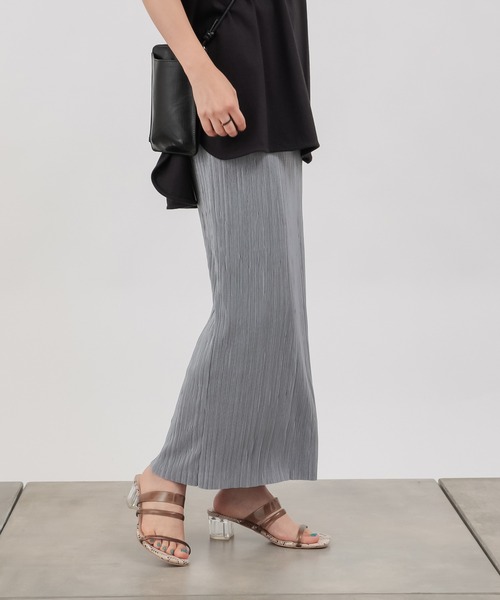 COLONY 2139(コロニートゥーワンスリーナイン)の「サテンミニプリーツロングスカート(スカート・レディース・ブラック/イエロー/ブルー/アイボリー/グレイッシュベージュ・FREE)」の4枚目の写真