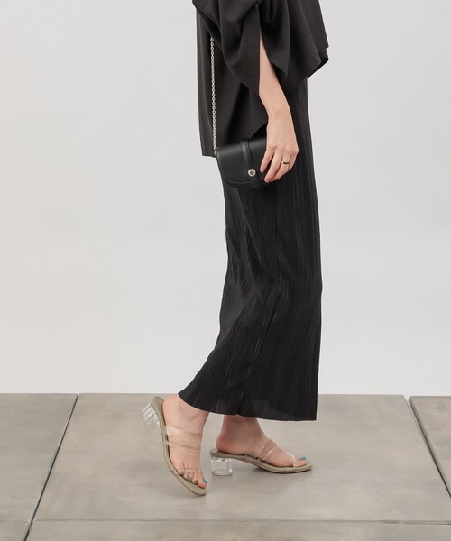 COLONY 2139(コロニートゥーワンスリーナイン)の「サテンミニプリーツロングスカート(スカート・レディース・ブラック/イエロー/ブルー/アイボリー/グレイッシュベージュ・FREE)」の2枚目の写真