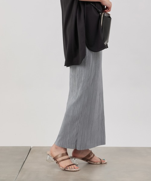 COLONY 2139(コロニートゥーワンスリーナイン)の「サテンミニプリーツロングスカート(スカート・レディース・ブラック/イエロー/ブルー/アイボリー/グレイッシュベージュ・FREE)」の8枚目の写真