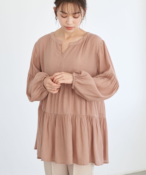 earth music&ecology（アースミュージックアンドエコロジー）の「シアークレープティアードチュニック ＊（チュニック・レディース・ブラック/ベージュ/ピンクベージュ・FREE）」の3枚目の写真