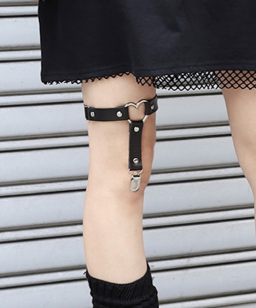 SPINNS(スピンズ)の「合皮レッグベルト(ベルト・レディース・ブラック系1/ブラック系2/ブラック系3/ブラック系4/ブラック系5/ブラック系6/ブラック系7/ホワイト系1/ブルー系1・ONESIZE)」の4枚目の写真