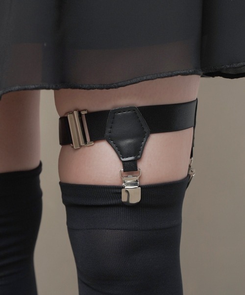 SPINNS(スピンズ)の「合皮レッグベルト(ベルト・レディース・ブラック系1/ブラック系2/ブラック系3/ブラック系4/ブラック系5/ブラック系6/ブラック系7/ホワイト系1/ブルー系1・ONESIZE)」の7枚目の写真