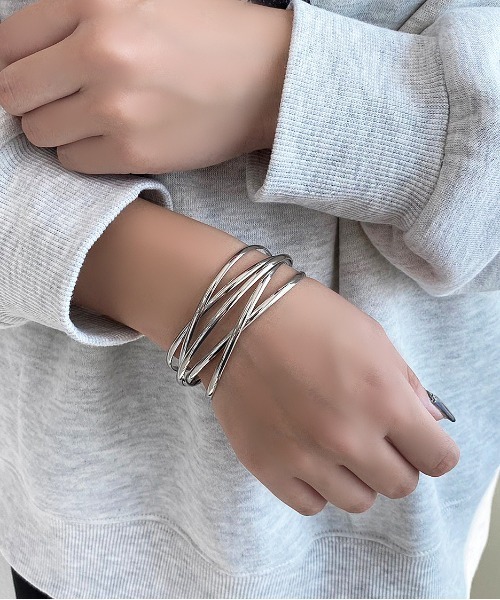 apres jour mignon(アプレジュールミニョン)の「【apresjour mignon×ARIAZ】ラインバングル(バングル/リストバンド・レディース・シルバー/ゴールド・ONESIZE)」の1枚目の写真