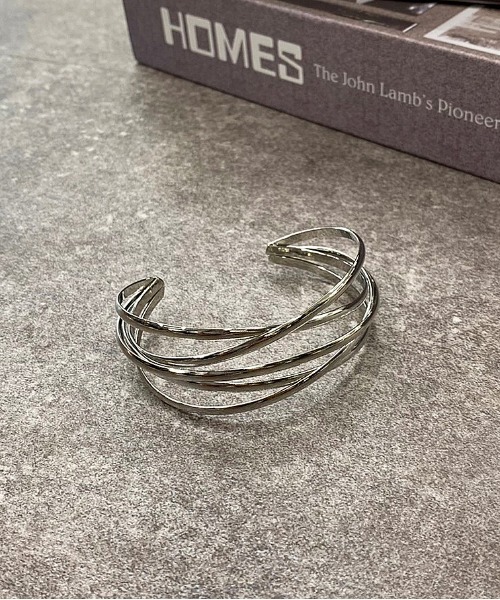apres jour mignon(アプレジュールミニョン)の「【apresjour mignon×ARIAZ】ラインバングル(バングル/リストバンド・レディース・シルバー/ゴールド・ONESIZE)」の3枚目の写真