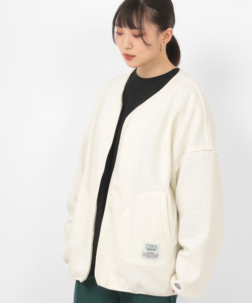 DISCUS(ディスカス)の「【DISCUS/ディスカス】ビッグシルエット ワンポイント フリースノーカラー カーディガン/スナップボタンカーディガン(ノーカラージャケット・レディース・ブラック/オレンジ/グリーン/アイボリー/モカ・M/L)」の2枚目の写真