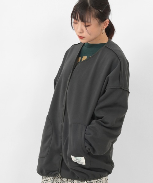 DISCUS(ディスカス)の「【DISCUS/ディスカス】ビッグシルエット ワンポイント フリースノーカラー カーディガン/スナップボタンカーディガン(ノーカラージャケット・レディース・ブラック/オレンジ/グリーン/アイボリー/モカ・M/L)」の1枚目の写真