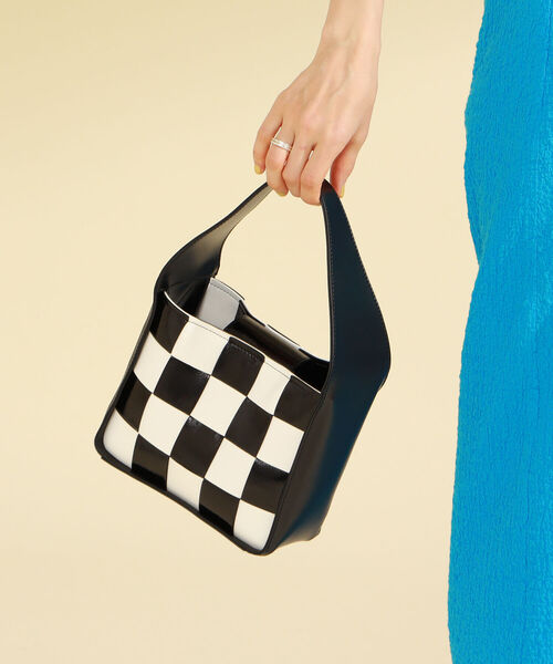 Ray BEAMS（レイビームス）の「Ray BEAMS / ワンハンドル チェッカー バッグ（ハンドバッグ・レディース・ブラック/レッド・ONE SIZE）」の2枚目の写真