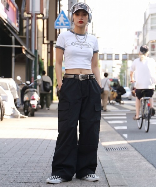 SPINNS(スピンズ)の「カラースノーカーゴパンツ/ボリュームワイドシルエット/ユニセックス(カーゴパンツ・メンズ・オリーブ/グリーン/イエロー/パープル/アイボリー/レッド/ロイヤルブルー/ブラック/ピンク/ブラウン/ブラック系その他/ベージュ・L/S/M)」の18枚目の写真