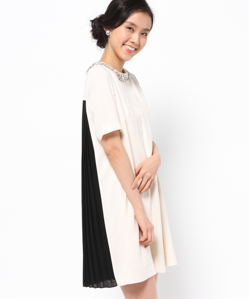 GRACE CONTINENTAL(グレースコンチネンタル)の「ビジュープリーツワンピース(ドレス・レディース・キナリ/イエロー/ピンク・36/38)」の2枚目の写真